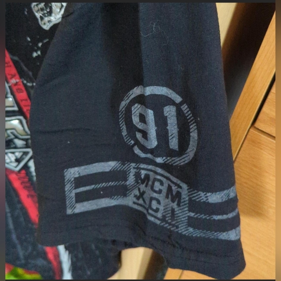 South Pole men's XL skull shirt sleeve and front graphic. Great condition - Picture 3 of 6